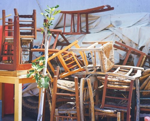 Der Antrag und die alten Möbel